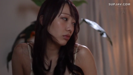 Indoor · Sitting Posture · Melancholy · 面部特写 · 绿植 · 长发 · Sleeveless top · 侧望