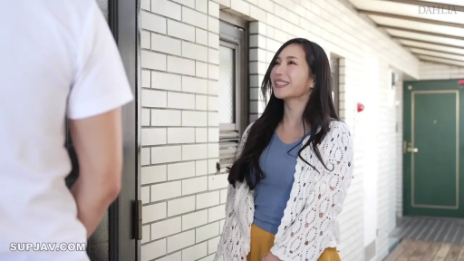 对话 · 站立 · 微笑 · 上半身 · 门 · 公寓走廊 · 黄裙 · 剧情起首