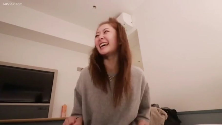 坐姿 · 面部 · 房间 · 长发 · 灰色卫衣 · 欢笑 · 电视 · 狂笑