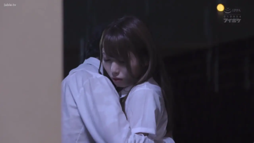 室内 · 忧郁 · 脸部 · 拥抱 · 拥抱 · 白色衬衫 · 剧情