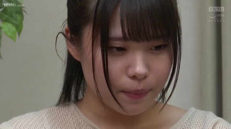 室内 · 忧郁 · 低头 · 面部特写 · 凝视 · 针织衫 · 绿植 · 日系