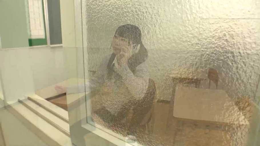 座り姿勢 · 全身 · 教室 · 自然 · 磨砂ガラス · JK制服 · 打电话 · 窥视视角