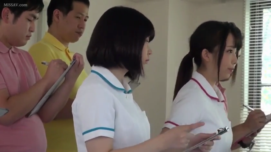 室内 · 护士服 · 专注 · 站立 · 中景 · 多人 · 写字板 · 记录