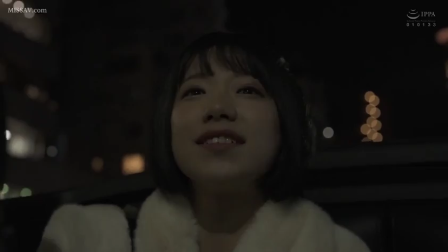 坐姿 · 观看 · 惊喜 · 汽车后座 · 综艺感 · 日常便装 · 汽车内饰 · 多人中景
