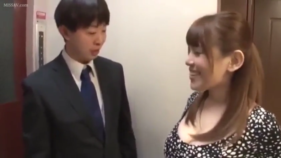 交谈 · 站立 · 巨乳 · 中景 · 微笑 · 走廊 · 碎花低胸裙