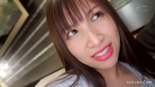 室内 · 微笑 · 居家 · 注视 · 仰头 · 头部特写 · 浅蓝色上衣