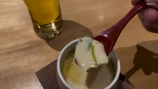 第一人称视角 · 进食 · 室内餐厅 · 餐具 · 食物特写 · 手持餐勺