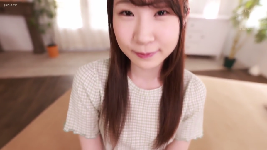 室内 · 坐姿 · 脸部特写 · 微笑 · 对视 · 长发 · 格子短袖