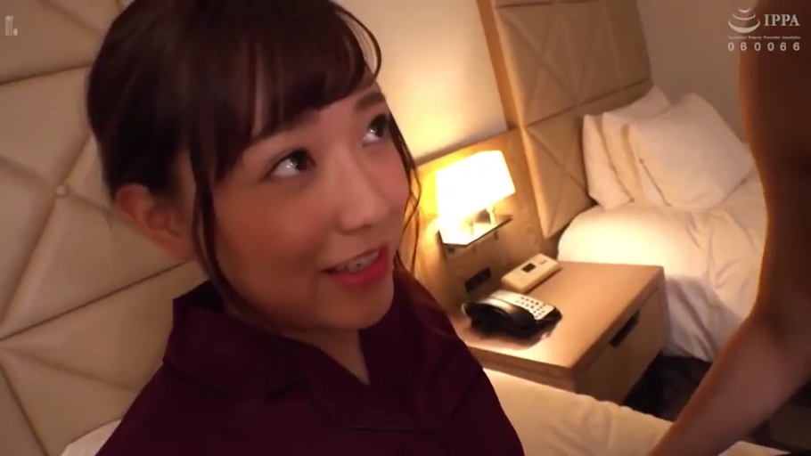 坐姿 · 脸部特写 · 第一视角 · 床铺 · 微笑 · 交流 · 睡衣 · 酒店卧室