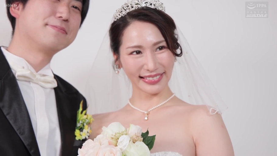 站立 · 中景 · 微笑 · 撮影 · 影棚 · ウェディングドレス · 花束 · 婚礼