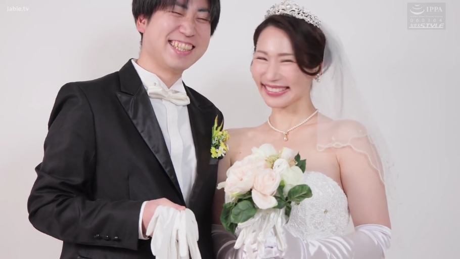 室内 · 半身 · 婚纱 · 并肩