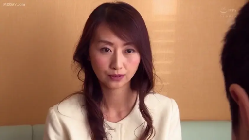 室内 · 坐姿 · 交谈 · 严肃 · 面部特写 · 剧情 · 套装