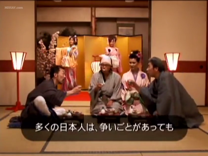 面部 · 站立 · 微笑 · 针织背心 · 夜景 · 撩发 · 室外街头 · 信号灯