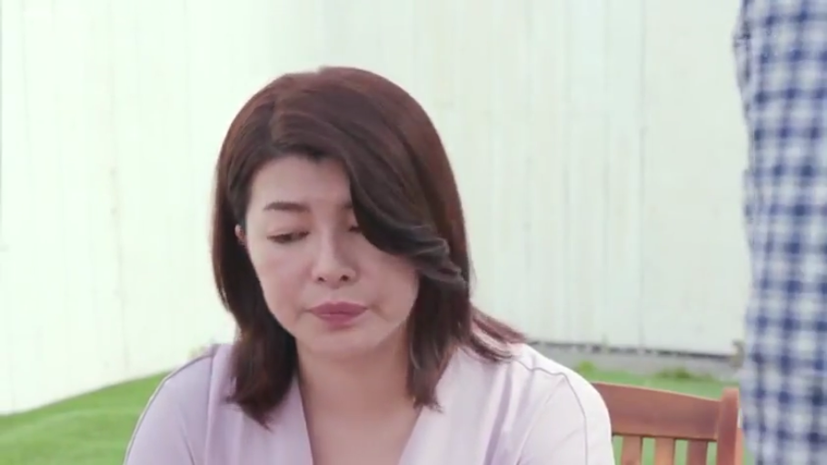 坐姿 · 忧郁 · 脸部特写 · 交流 · 椅子 · 户外 · 熟女 · 浅色上衣