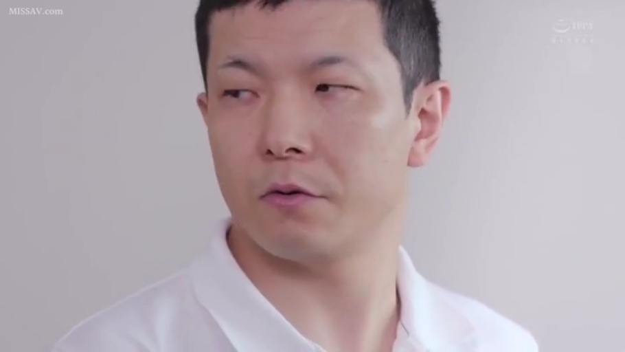 室内 · 严肃 · 脸部 · 观察 · 侧头 · 白色POLO衫 · 男优特写