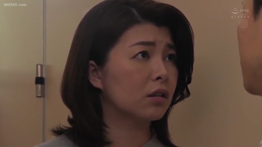 室内 · 忧郁 · 脸部 · 站立 · 灰色上衣 · 剧情 · 交流