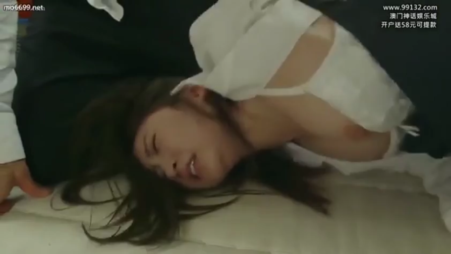 室内 · 性行为 · 面部特写 · 痛苦 · 长发 · 开襟白衬衫 · 卧位