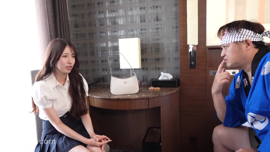 交谈 · 局促 · 中景 · 法被 · 酒店房间 · 剧情 · 手提包 · 对坐