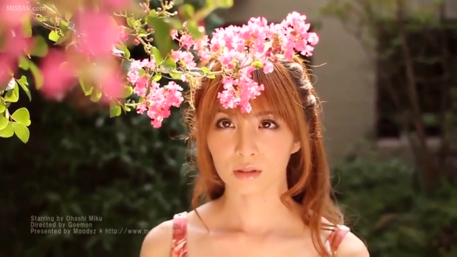 站姿 · 面部特写 · 注视镜头 · 户外花园 · 粉色吊带裙