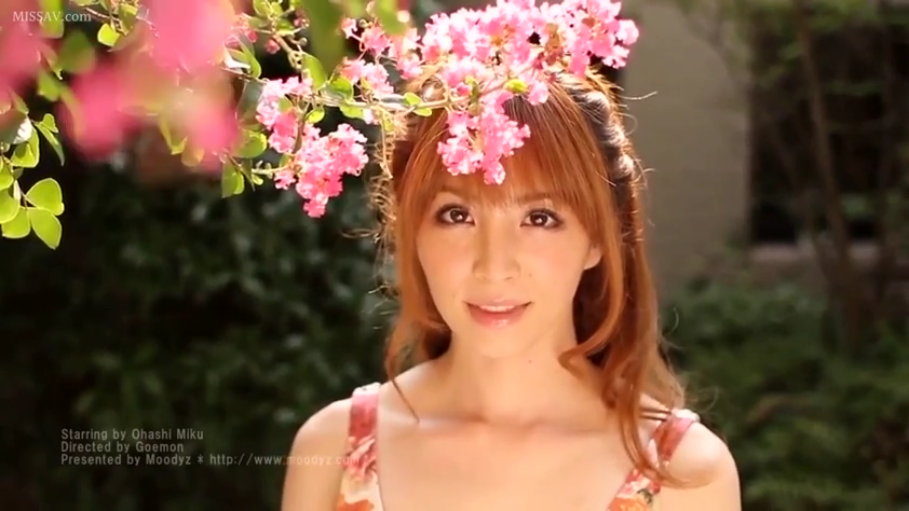 面部特写 · 注视镜头 · 户外花园 · 温柔微笑 · 碎花裙 · 正面站立 · 粉色花卉 · 唯美风格