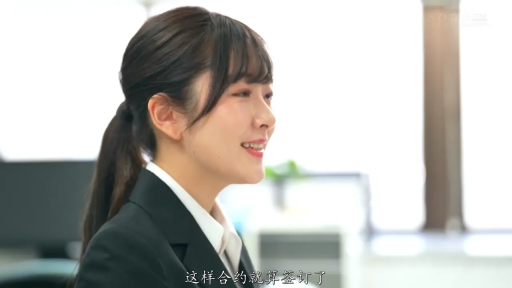 坐姿 · 交谈 · 办公室 · 电脑 · 微笑 · 黑色职业西装 · 侧脸特写