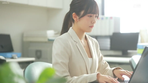 座り姿勢 · 集中 · 办公室 · 半身 · ビジネススーツ · 笔记本电脑 · 办公 · 马尾