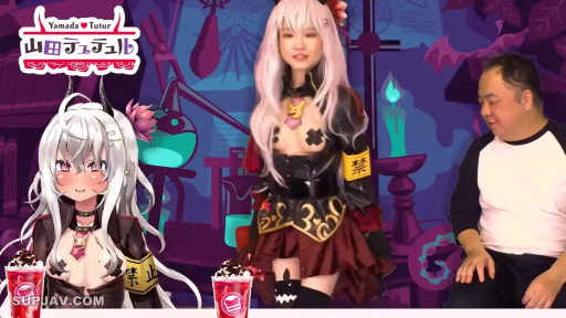 站立 · 中景 · 微笑 · 摄影棚 · Cosplay · 饮料 · 节目主持 · 二次元同框