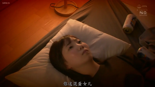 面部 · 忧郁 · 卧室 · 仰卧 · 凝视 · 昏暗 · 黑色T恤 · 空易拉罐