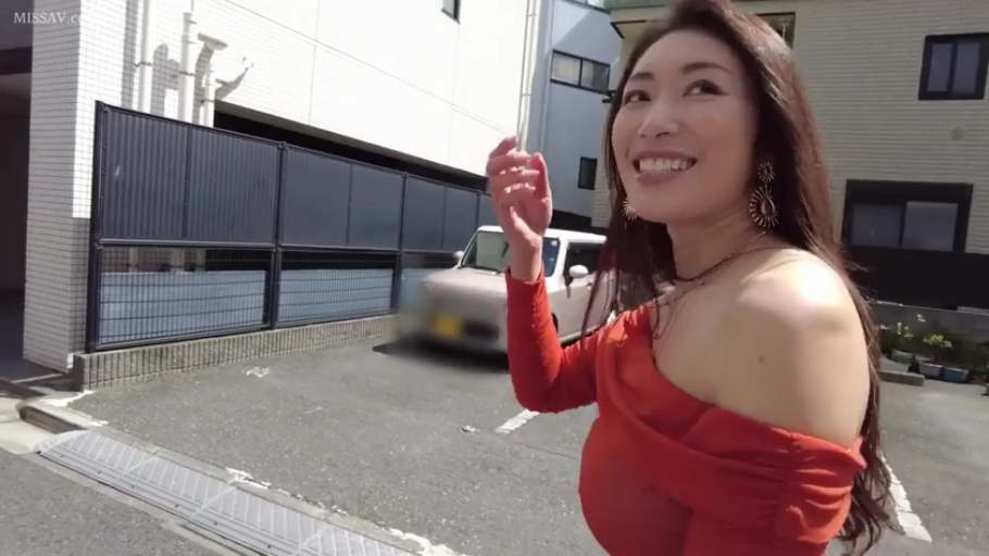 上半身特写 · 侧身回头 · Red off-the-shoulder top · Outdoor parking lot