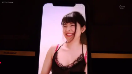 Indoor · 手机 · 上半身 · 正面 · Video screenshot · 开心 · Laughter · Black lace camisole
