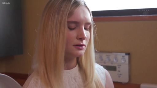 室内 · 座り姿勢 · 顔部のクローズアップ · 白いレースの上衣 · 緊張 · 唇を噛む · 墙面控制板 · 欧美女性