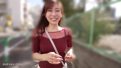 中景 · 行走 · ショルダーバッグ · 开怀大笑 · 户外街道 · 街拍 · 闲逛 · 红色镂空上衣