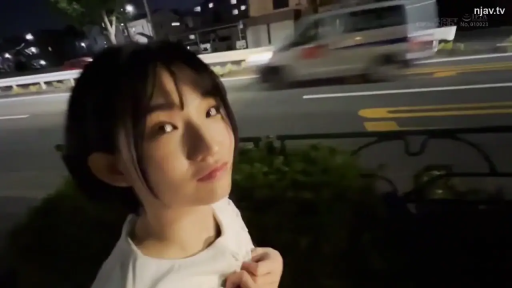 顔のクローズアップ · 白い上着 · 欄干 · 行走 · 夜景 · 调皮 · 横に頭を傾ける · 夜の通り