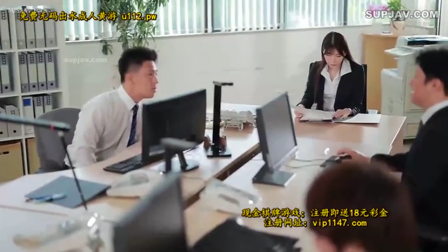 正常交流 · 办公室 · 西装 · 办公设备 · 屏幕有赌场广告字幕