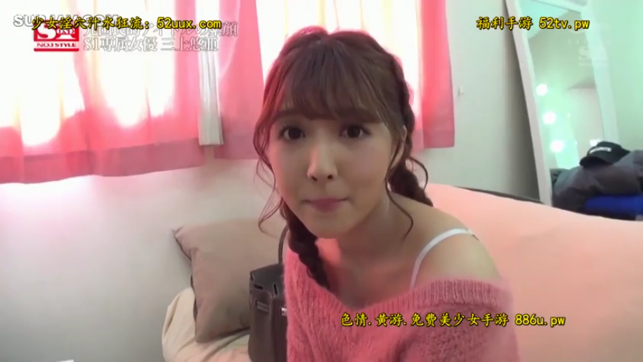 室内 · 俯身 · 面部特写 · 凝视 · 粉色毛衣