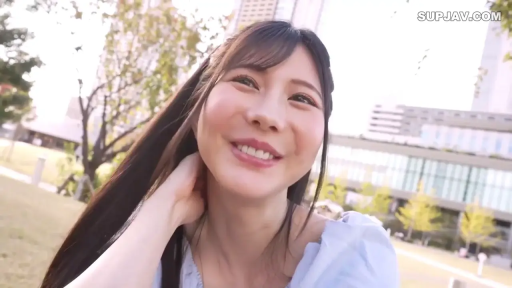 脸部 · 微笑 · 面对镜头 · 长发 · 户外公园 · 伸手 · 蓝色露肩装