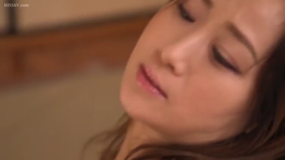 室内 · 脸部特写 · 迷离 · 喘息 · 侧卧 · 不详 · 虚化