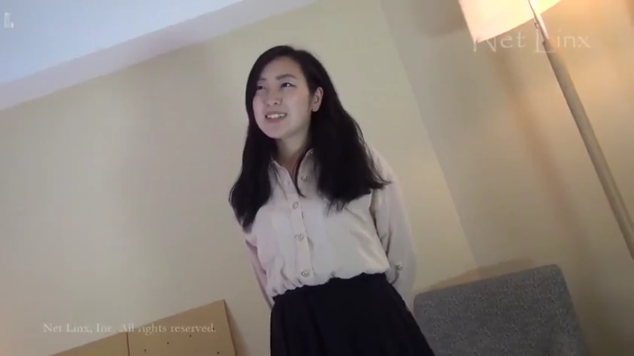 室内 · 站立 · 台灯 · 半身 · 聊天 · 笑容 · 亚洲女性 · 衬衫与短裙