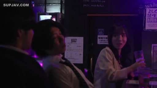 坐姿 · 交谈 · 中景 · 酒杯 · 西装 · 酒吧 · 愉快 · 社交