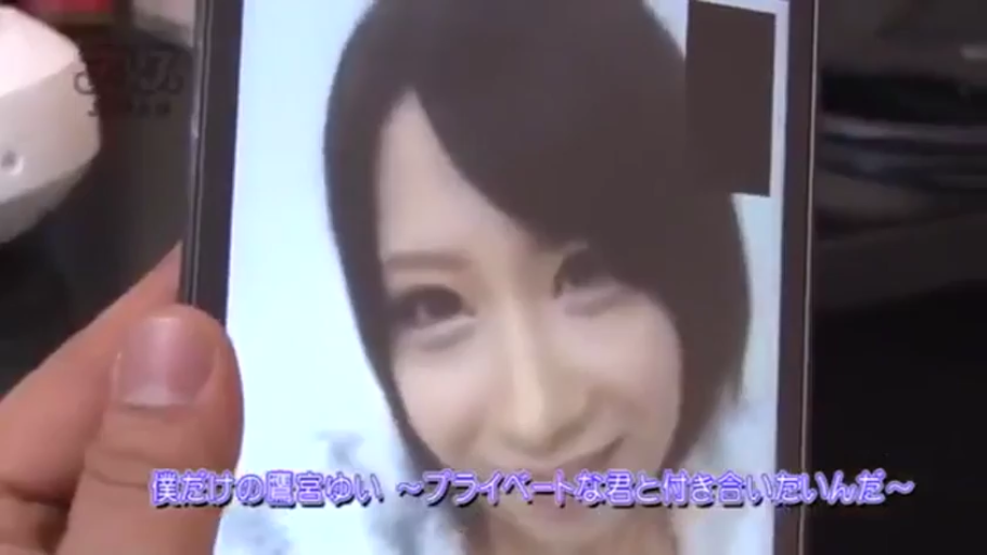 Indoor · Close-up of the face · Smile · Eye contact · 手机 · Everyday clothes · 正面 · Japanese subtitles