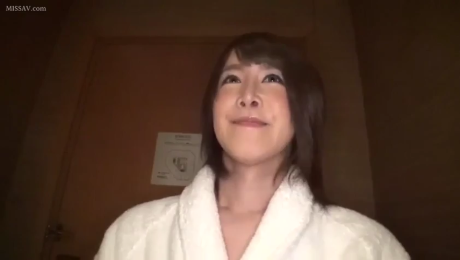 室内 · 微笑 · 顔のクローズアップ · 注視 · 正对镜头 · 白色浴袍 · 长发女性