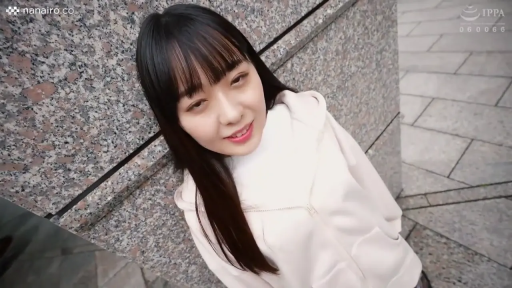 顔 · 微笑 · 对视 · 壁に寄りかかって立って · 街拍 · パーカ · 户外墙边