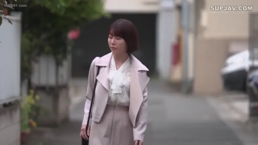 严肃 · 面部 · 角色扮演 · 站立 · 手术室 · 手术灯 · 手术服 · 进行手术