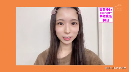 室内 · 顔部のクローズアップ · 注视镜头 · 正面 · ヘアピン · 自然微笑 · 棕色针织衫 · 日本女优