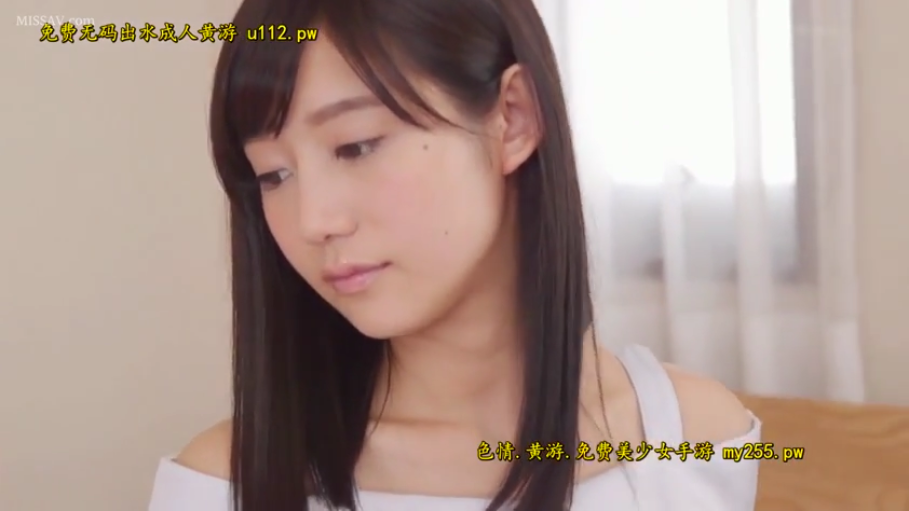 室内 · 脸部特写 · 羞涩 · 俯视 · 侧头 · 白色露肩上衣 · 黑直发