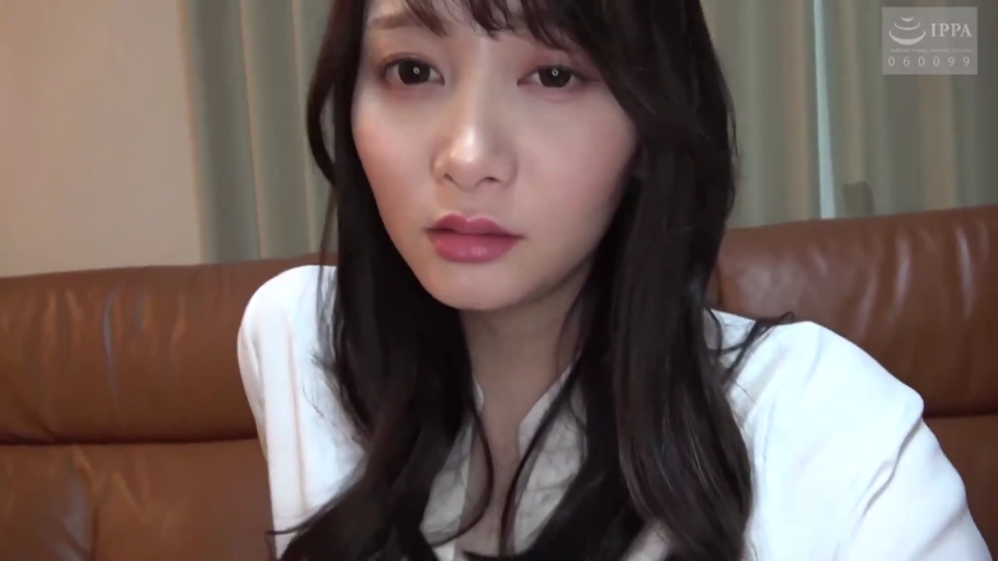 室内 · 坐姿 · 忧郁 · 脸部特写 · 皮沙发 · 白色衬衫 · 注视 · 长发