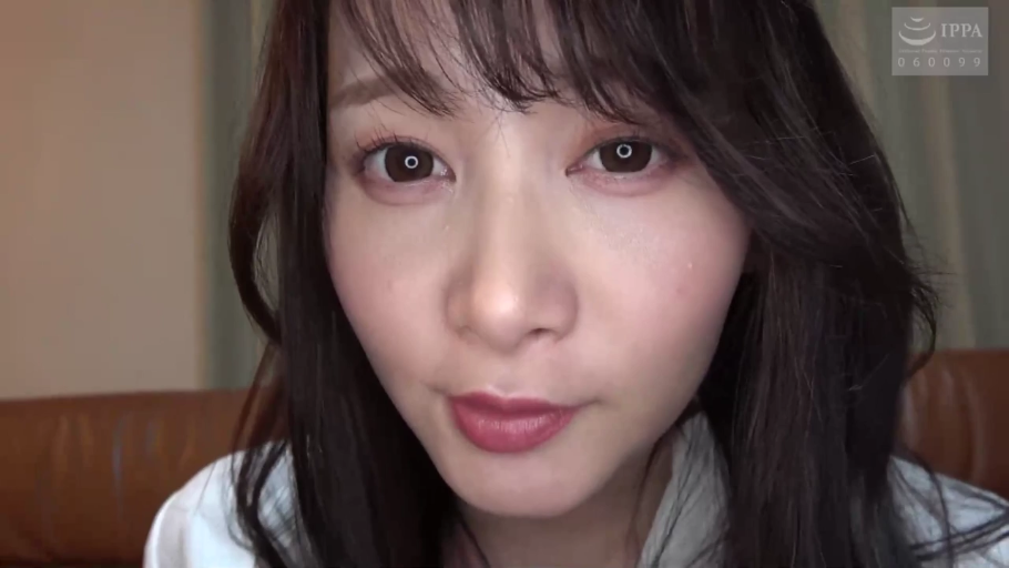 室内 · 脸部特写 · 白色上衣