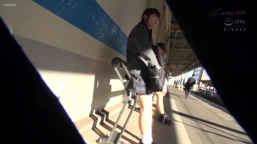 全身 · 站立 · 制服 · 平凡 · 偷拍视角 · ショルダーバッグ · 待機中 · 车站月台