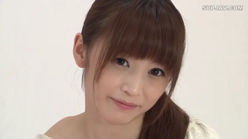 室內 · 臉部特寫 · 微笑 · 注视镜头 · 正面 · 白色针织衫 · 齐刘海