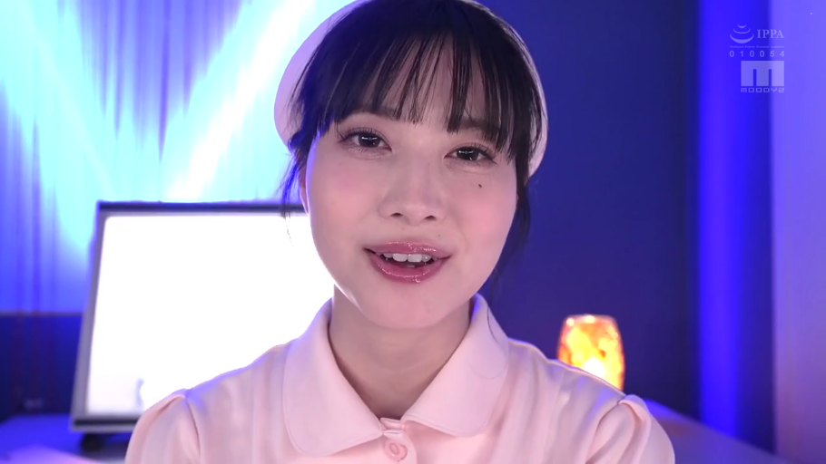 室内 · 低头 · 痛苦 · 面部特写 · 领巾 · 短发 · 向下看